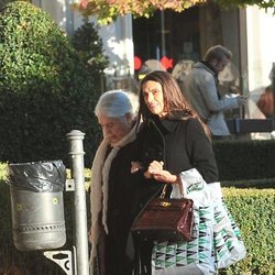 Ángela Molina con su madre Ángela Tejedor dando un paseo por Madrid