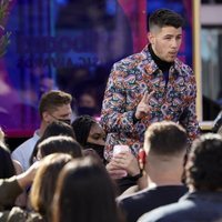 Nick Jonas ejerciendo de presentador en los Billboard Music Awards 2021