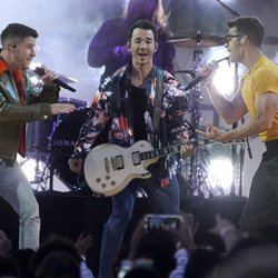 Los Jonas Brothers actuando en los Billboard Music Awards 2021