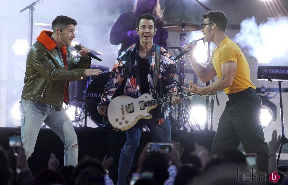 Los Jonas Brothers actuando en los Billboard Music Awards 2021