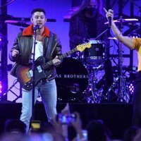 Nick y Joe Jonas cantando en los Billboard Music Awards 2021