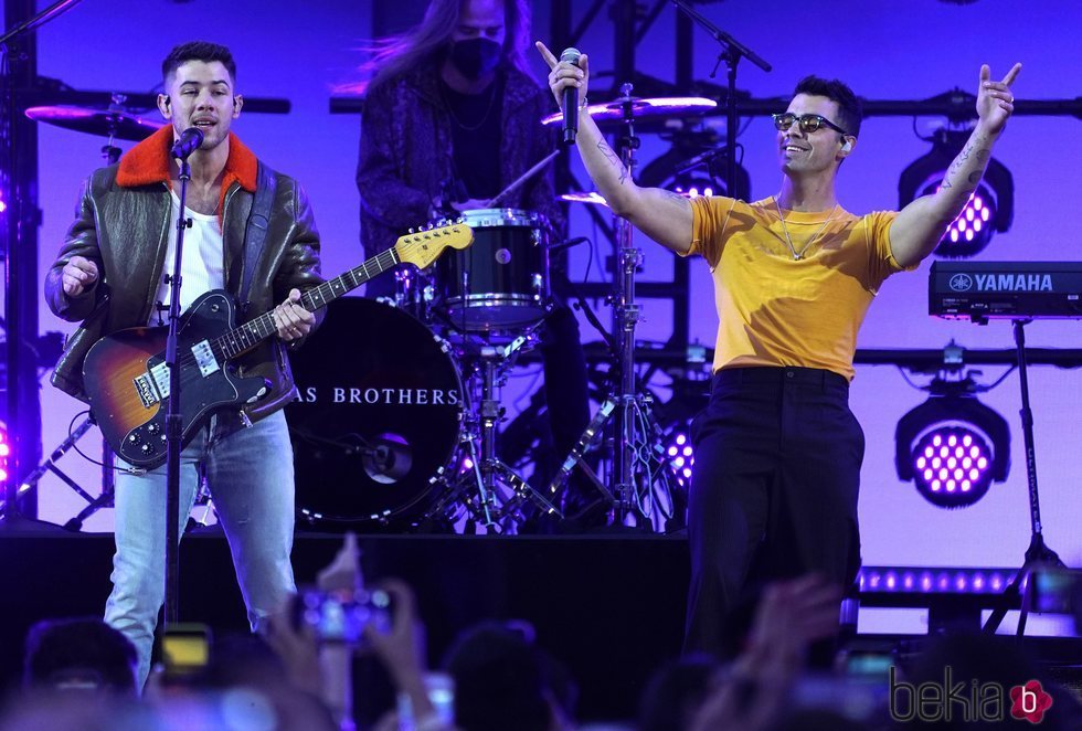 Nick y Joe Jonas cantando en los Billboard Music Awards 2021