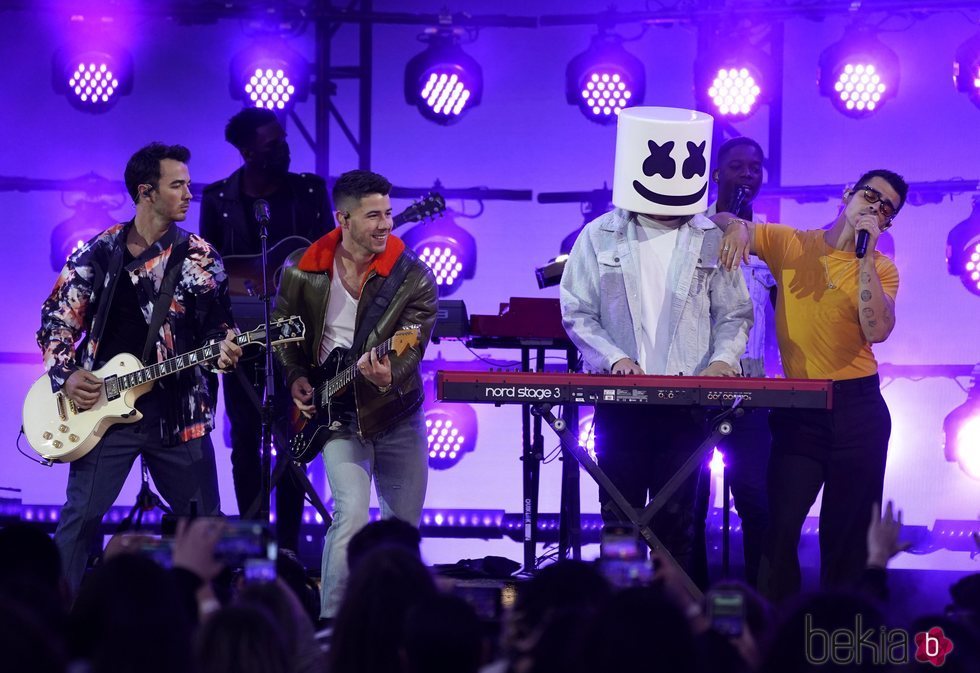 Los Jonas Brothers y Marshmello en los Billboard Music Awards 2021