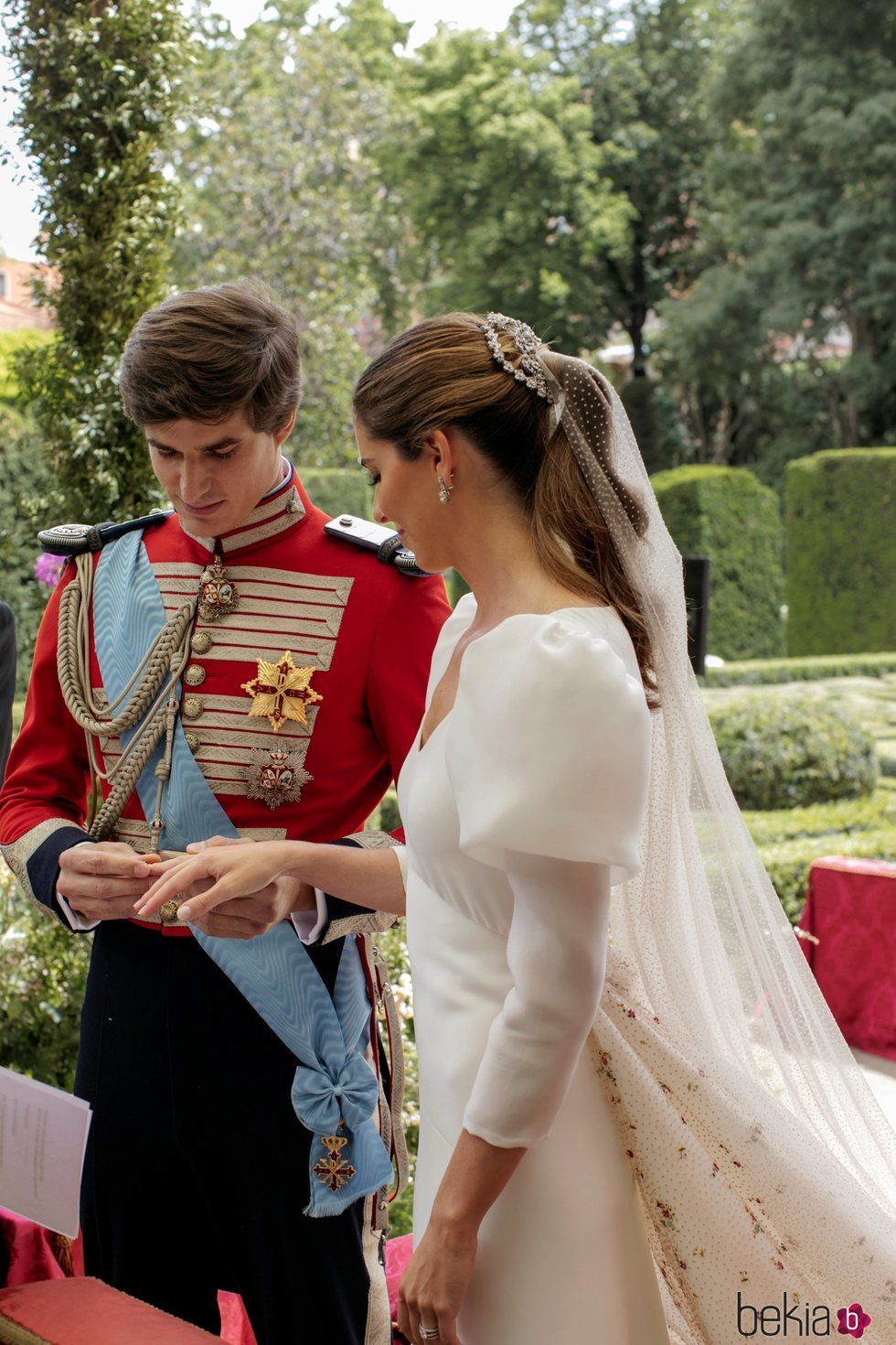 Carlos Fitz-James Stuart y Belén Corsini en el intercambio de anillos en su boda