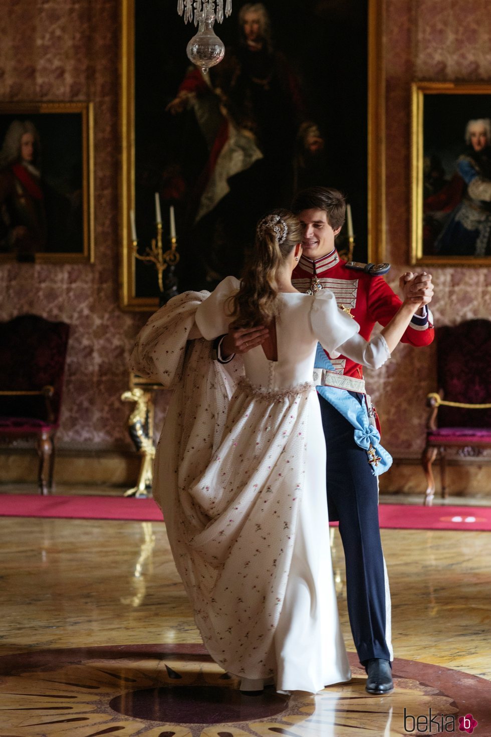 Carlos Fitz-James Stuart y Belén Corsini bailando en su boda