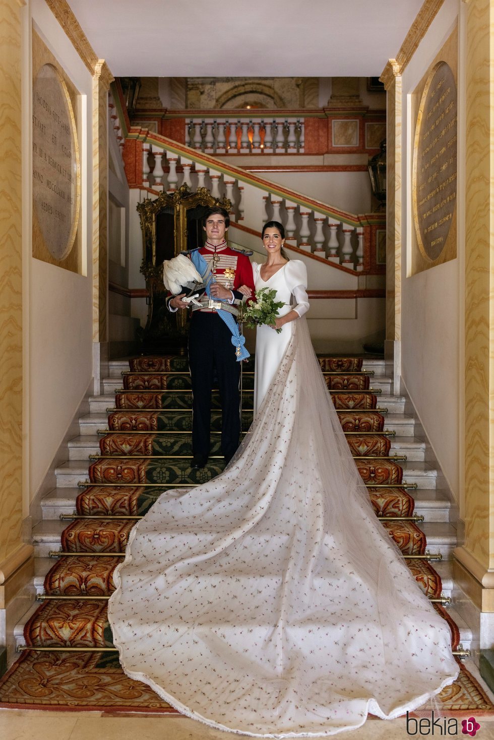 Carlos Fitz-James Stuart y Belén Corsini en una foto oficial de su boda