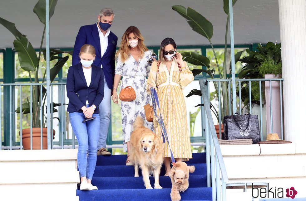 Tamara Falcó con la madre de Íñigo Onieva  y sus perros en la Hípica