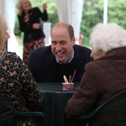 El Príncipe Guillermo, muy sonriente en su visita a una residencia de ancianos de Edimburgo