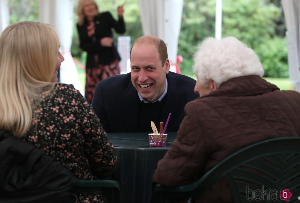 El Príncipe Guillermo, muy sonriente en su visita a una residencia de ancianos de Edimburgo