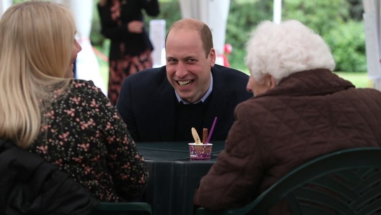 El Príncipe Guillermo, muy sonriente en su visita a una residencia de ancianos de Edimburgo