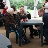 El Príncipe Guillermo con una anciana y su nieta en una residencia de ancianos de Edimburgo