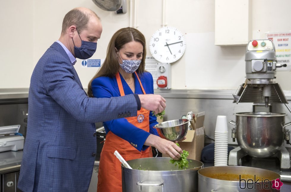 El Príncipe Guillermo y Kate Middleton cocinando en Escocia
