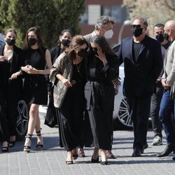 Mónica y Ángela Molina, unidas en el funeral de su madre Ángela Tejedor