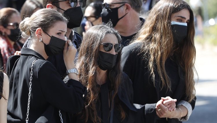 Olivia Molina y Ángela Molina, unidas por el dolor en el funeral de Ángela Tejedor