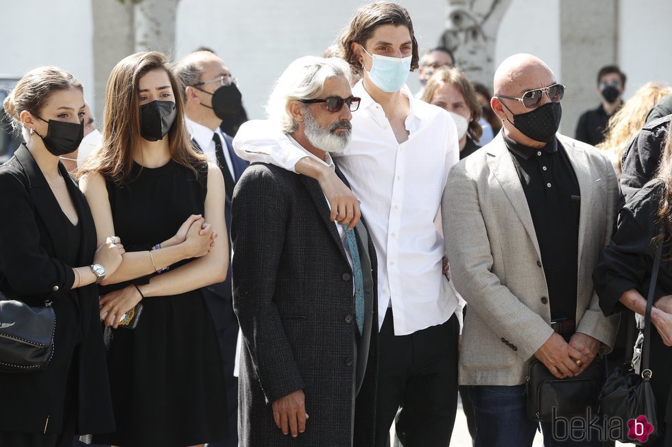 Micky Molina y otros familiares en el funeral de Ángela Tejedor