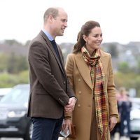 El Príncipe Guillermo y Kate Middleton en la inauguración de un hospital en Escocia