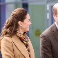 El Príncipe Guillermo y Kate Middleton, muy sonrientes en la inauguración de un hospital en Escocia