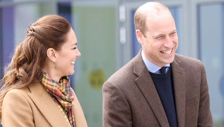 El Príncipe Guillermo y Kate Middleton, muy sonrientes en la inauguración de un hospital en Escocia