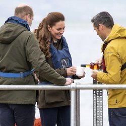 El Príncipe Guillermo y Kate Middleton reciben un vaso de whiskey en Escocia