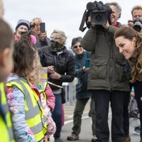 Kate Middleton hablando con unos niños en las Islas Orcadas durante su viaje oficial a Escocia