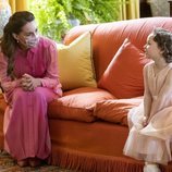 Kate Middleton habla con Mila Sneddon en el Palacio de Holyroodhouse