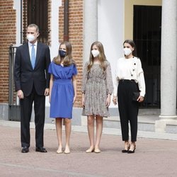 La Princesa Leonor con los Reyes Felipe y Letizia y la Infanta Sofía en su Confirmación