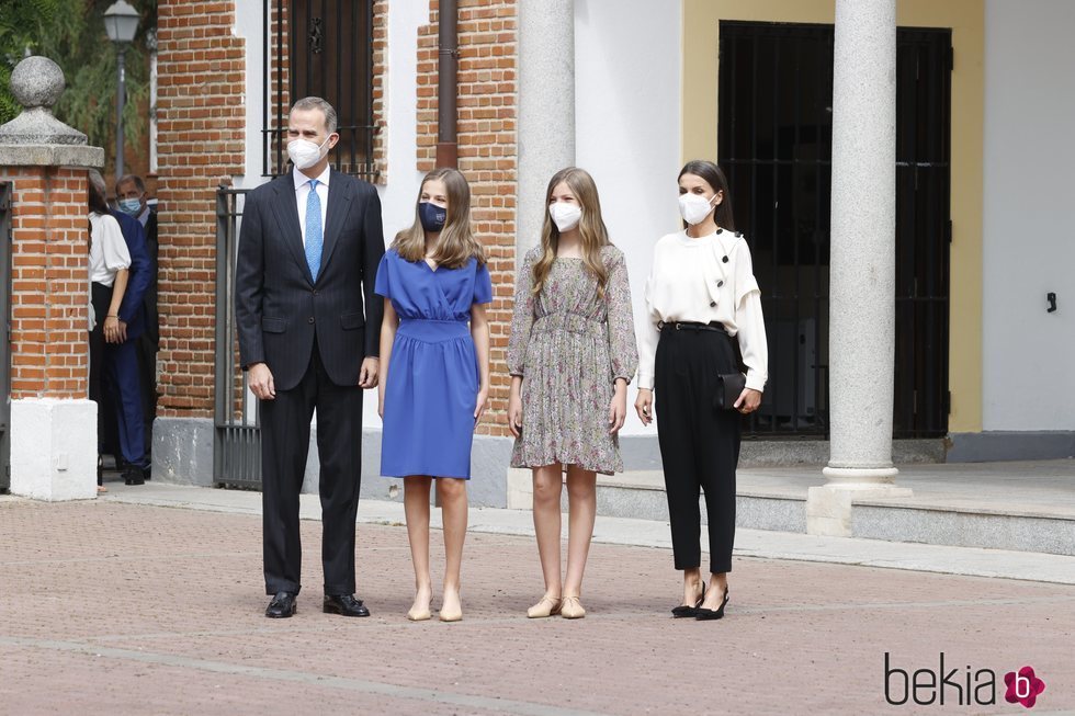 La Princesa Leonor con los Reyes Felipe y Letizia y la Infanta Sofía en su Confirmación