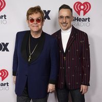 Elton John y David Furnish en los I Heart Radio Music Awards 2021