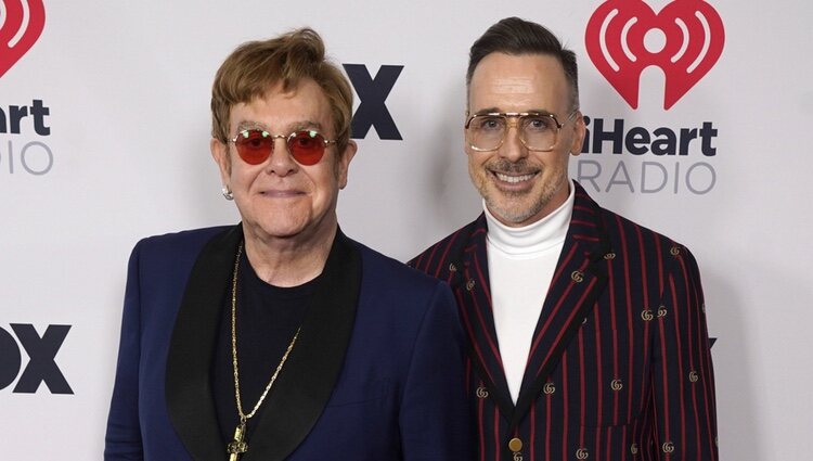 Elton John y David Furnish en los I Heart Radio Music Awards 2021