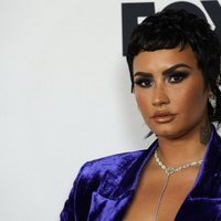 Demi Lovato posando en los I Heart Radio Music Awards 2021