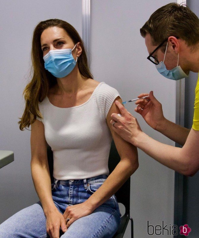 Kate Middleton vacunándose