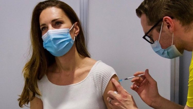 Kate Middleton vacunándose