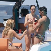 Mayka, Naiah y Manuel ('La isla de las tentaciones') en un yate en Ibiza