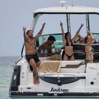 Rafa Mora y Macarena Millán se divierten en un barco en Ibiza