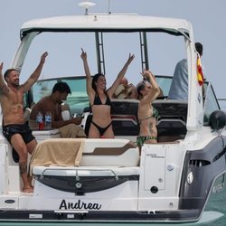 Rafa Mora y Macarena Millán se divierten en un barco en Ibiza