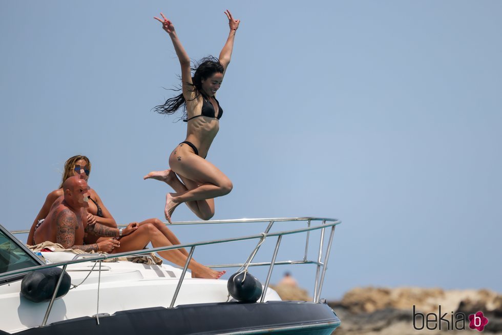 Macarena Millán se tira al agua desde un barco en Ibiza