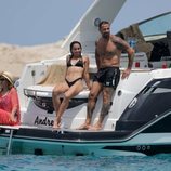 Rafa Mora y Macarena Millán en un barco en Ibiza