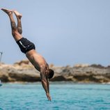 Rafa Mora se tira al agua desde un barco en Ibiza