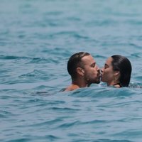 Rafa Mora y Macarena Millán besándose en el mar en Ibiza