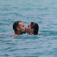 Rafa Mora y Macarena Millán besándose en el mar en Ibiza