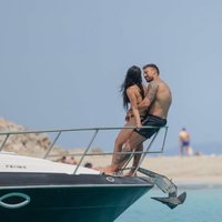 Rafa Mora y Macarena Millán, muy cariñosos en un barco en Ibiza