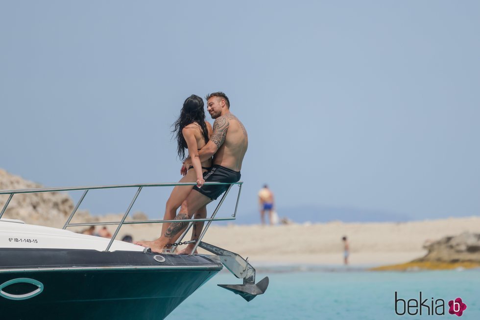 Rafa Mora y Macarena Millán, muy cariñosos en un barco en Ibiza