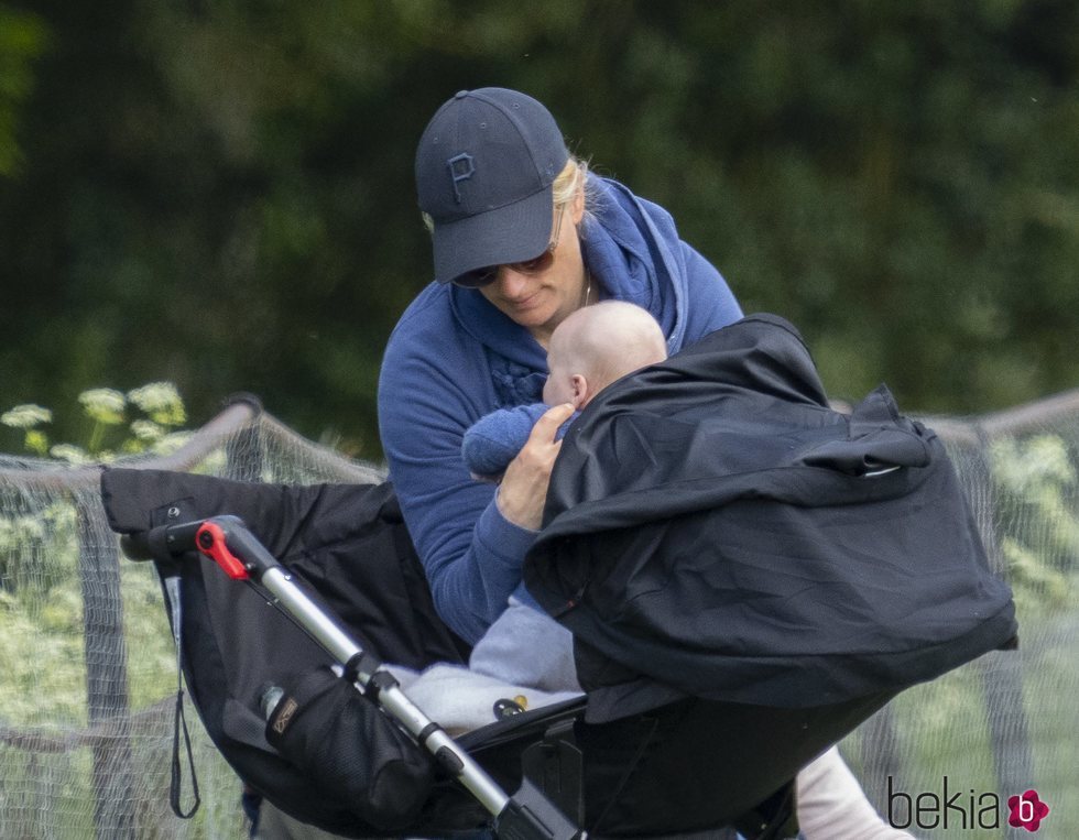 Zara Phillips sacando a su hijo Lucas Tindall del carricoche