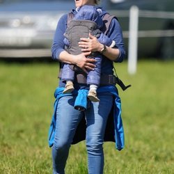 Zara Phillips con su hijo Lucas Tindall en un portabebés en Houghton