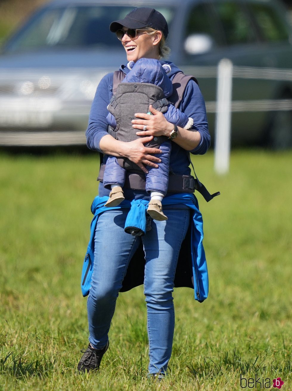 Zara Phillips con su hijo Lucas Tindall en un portabebés en Houghton