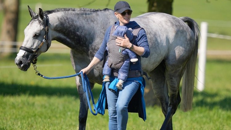 Zara Phillips y su hijo Lucas Tindall con un caballo en Houghton