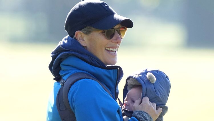 Zara Phillips y su hijo Lucas Tindall en el Houghton International Horse Trials