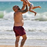 Kiko Rivera disfrutando con su hija en la playa