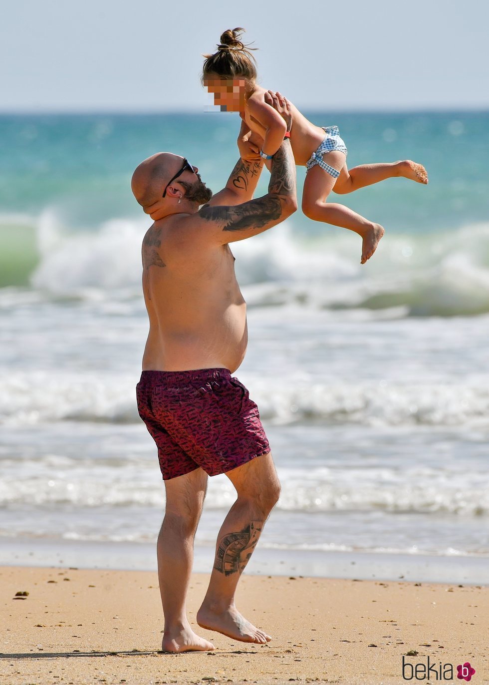 Kiko Rivera disfrutando con su hija en la playa