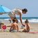 Irene Rosales echa protector solar a sus hijas en la playa